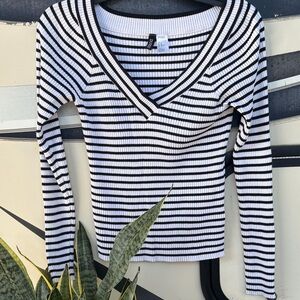 H&M Black and White Ribbed V-Neck Blouse